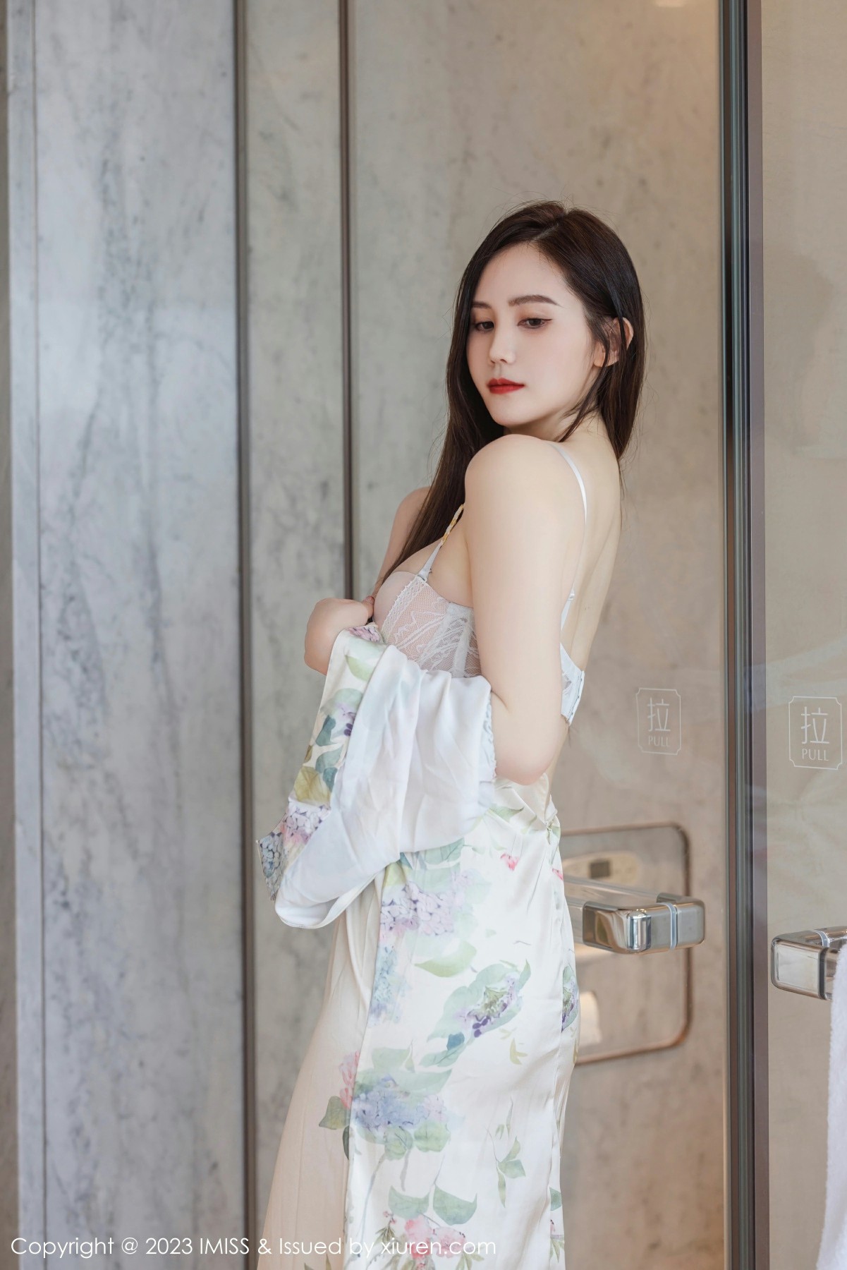 [IMISS爱蜜社] 2023.08.28 VOL.745 SISY思 白色带图案长裙 性感写真 [55+1P] 第 33 张