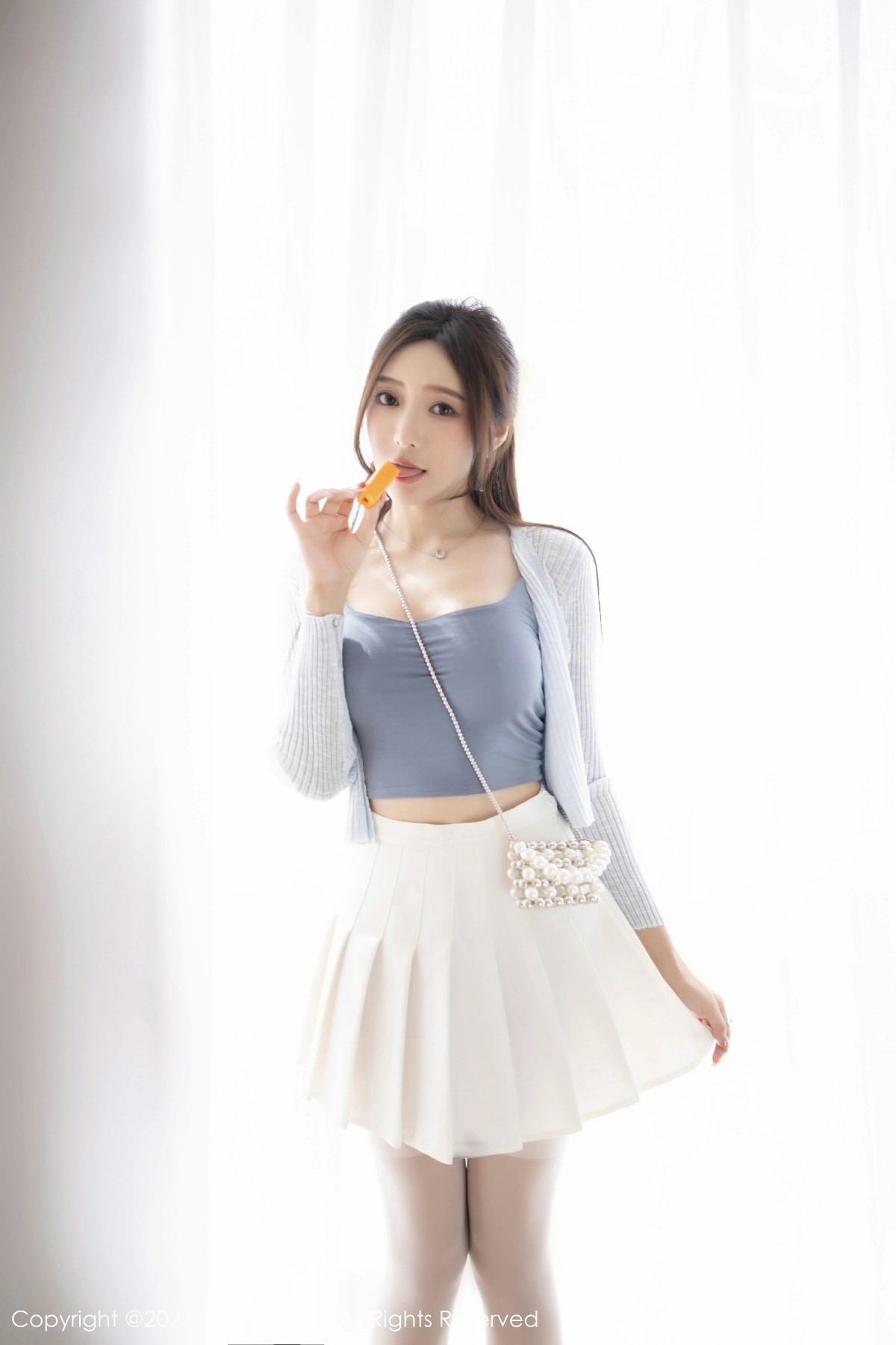 [XiuRen秀人网] 2023.10.16 No.7515 王馨瑶yanni 性感蓝色抹胸 诱人白色丝袜 安吉旅拍写真 [92+1P] 封面