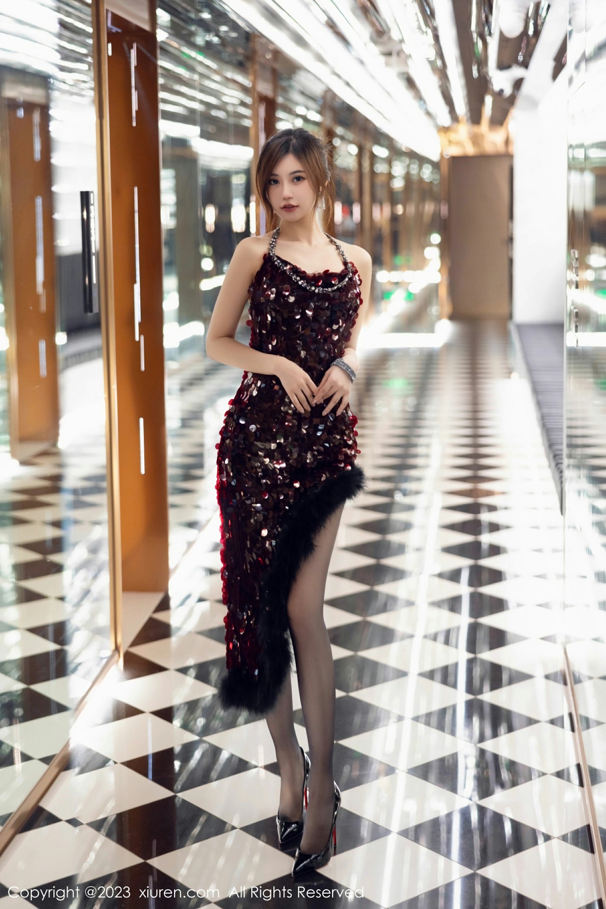 [XiuRen秀人网] 2023.11.17 No.7679 绮里嘉ula 红色长裙 魅惑黑丝 性感写真 [98+1P] 封面