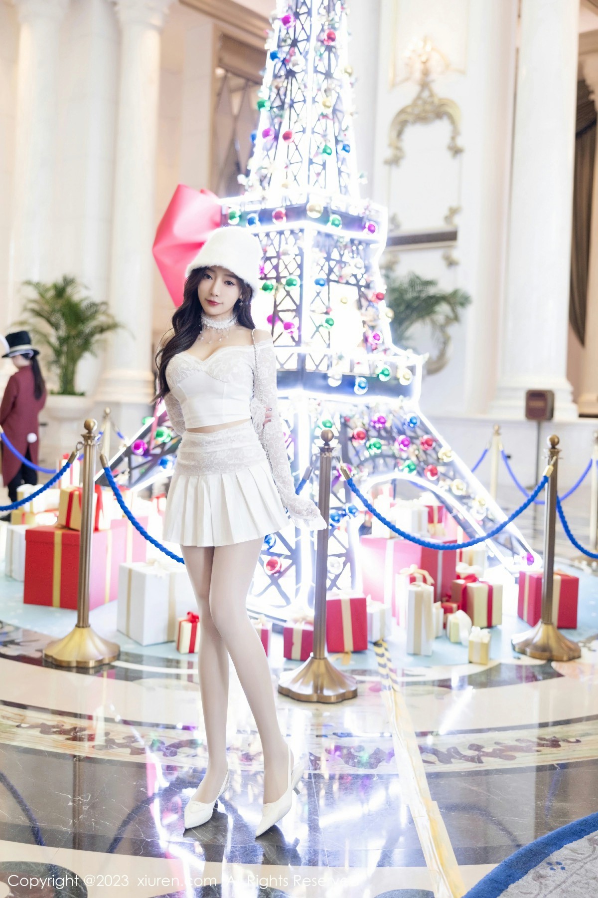 [XiuRen秀人网] 2023.12.25 No.7863 王馨瑶yanni 红色圣诞主题服 性感写真 [91+1P] 封面