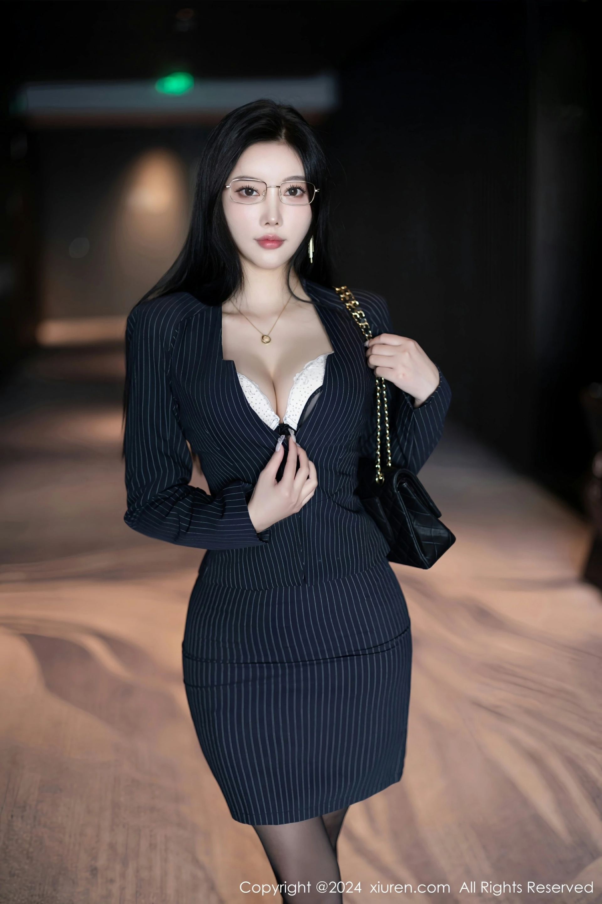 [XIAOYU语画界] 2024.01.19 VOL.1188 杨晨晨Yome 性感黑色条纹西服搭配短裙 海南旅拍写真 [85+1P] 第 84 张