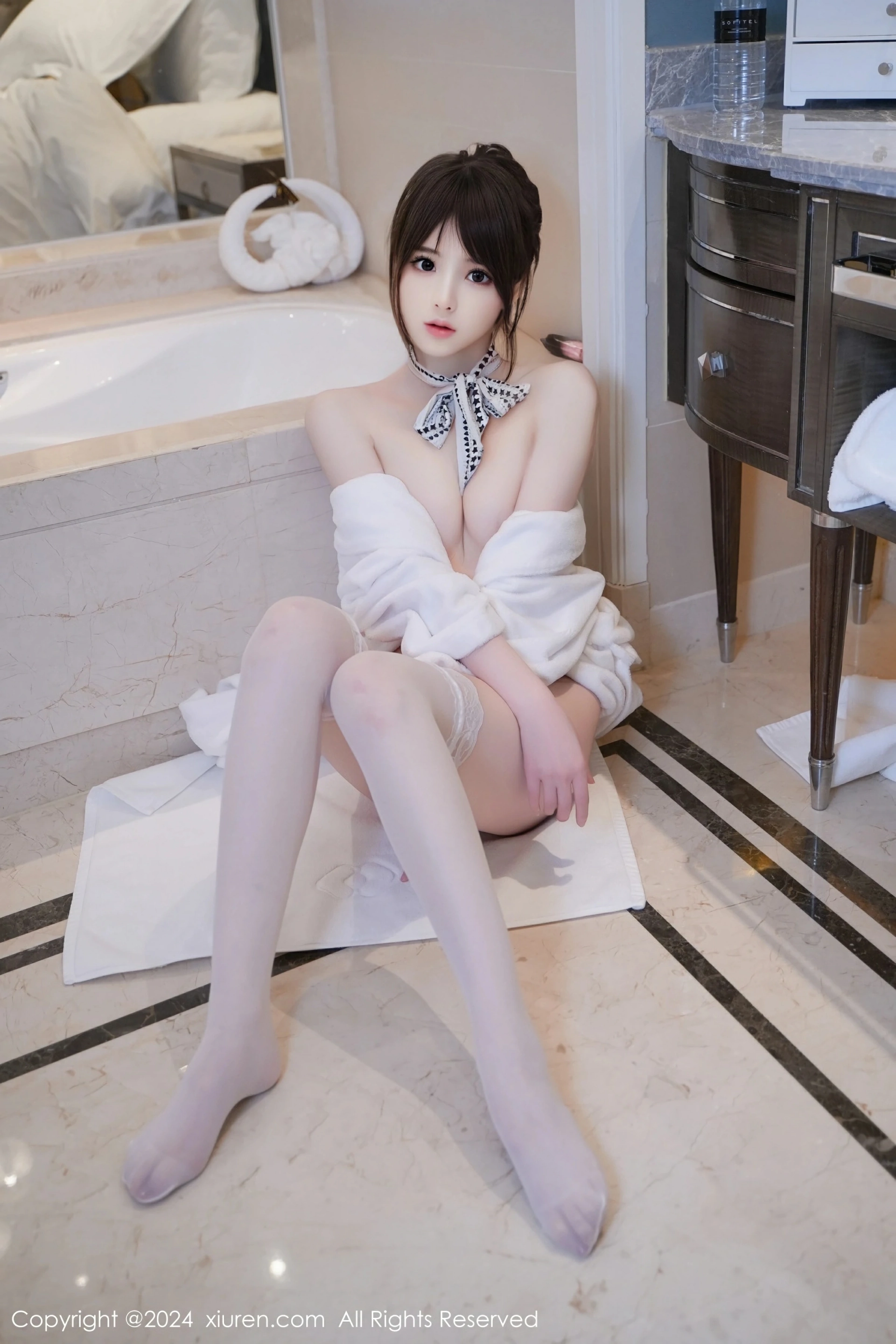 [XiuRen秀人网] 2024.03.01 No.8162 梦灵儿Mini 白色浴袍 白色丝袜 性感写真 [66+1P] 封面