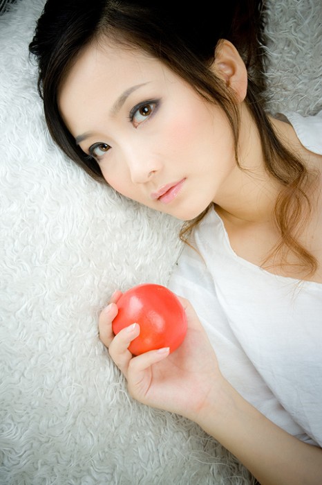 漂亮90后美眉十足女人味 封面