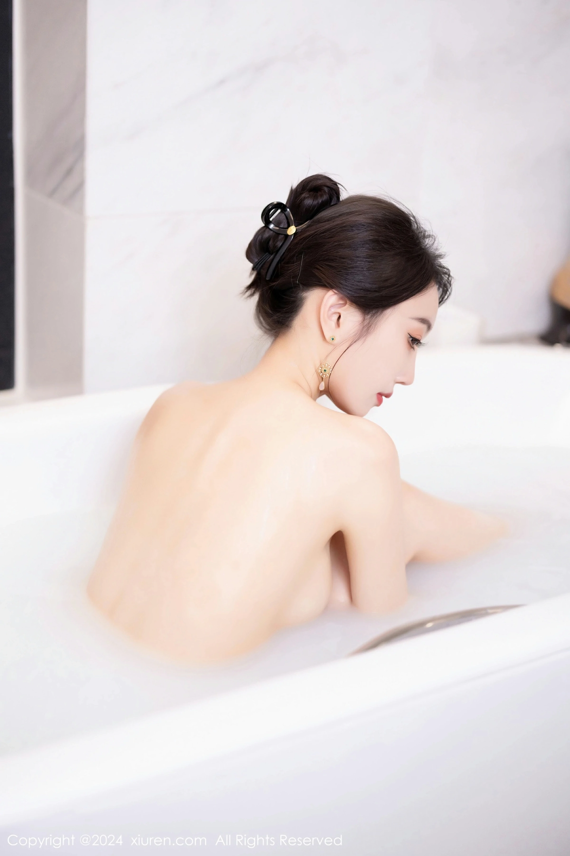 [XiuRen秀人网] 2024.04.30 No.8479 玥儿玥 性感红色旗袍 哈尔滨旅拍写真 [70+1P] 封面