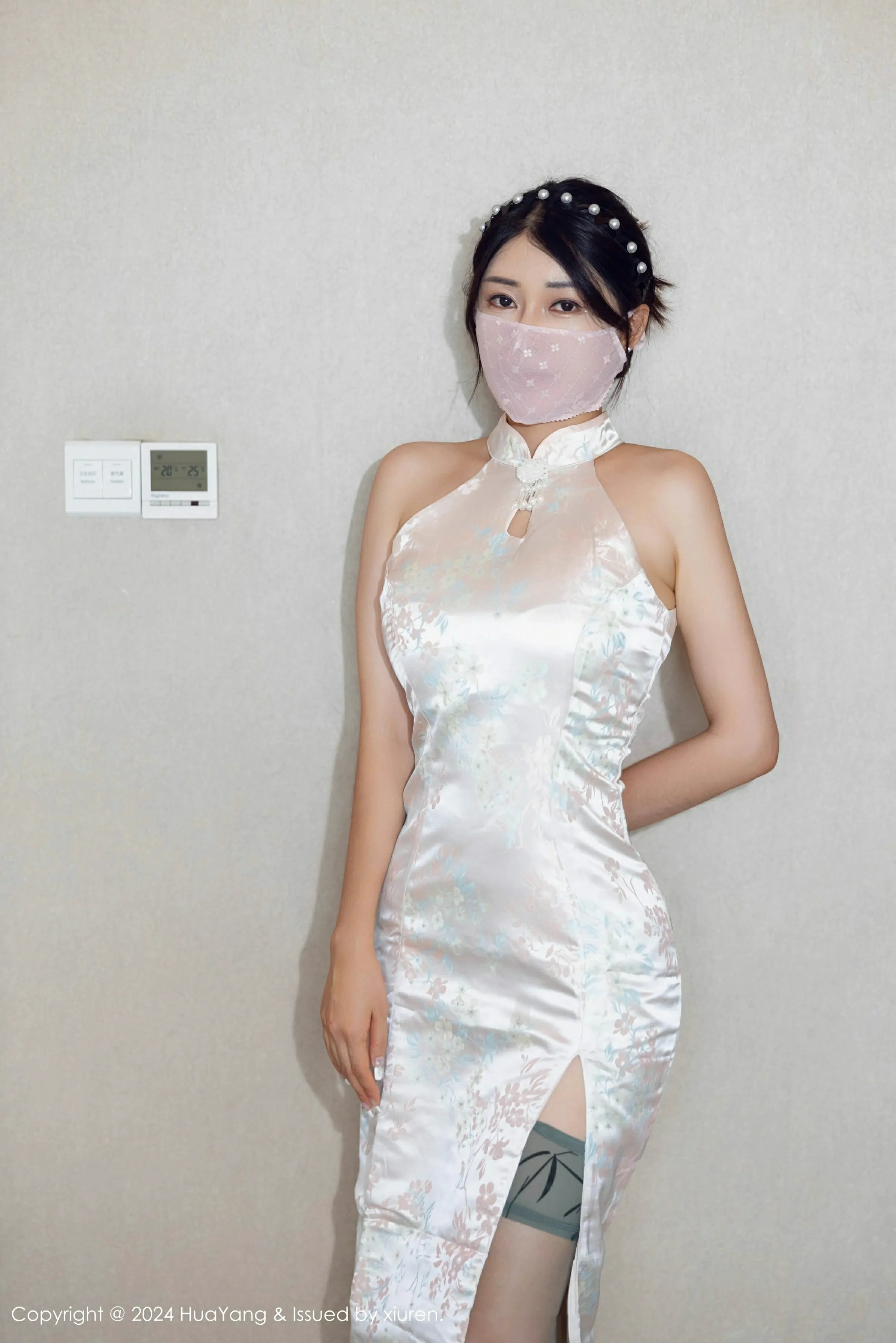 [HuaYang花漾写真] 2024.09.12 VOL.606 凯竹Quinn 白色旗袍 浅色丝袜 性感写真 [80+1P] 封面