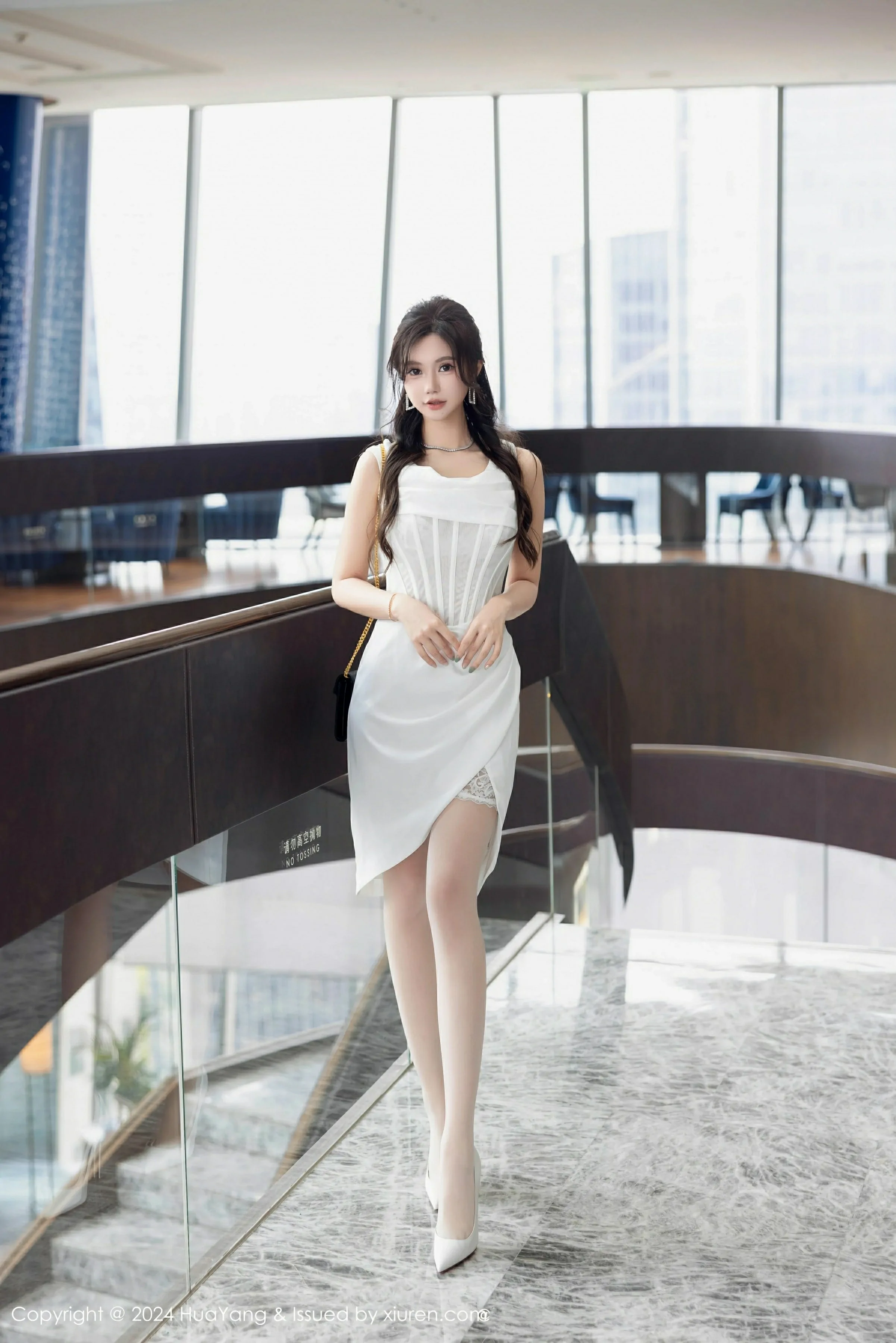[HuaYang花漾写真] 2024.10.12 VOL.612 绮里嘉ula 性感白色连衣短裙 重庆心愿旅拍写真 [86+1P] 封面