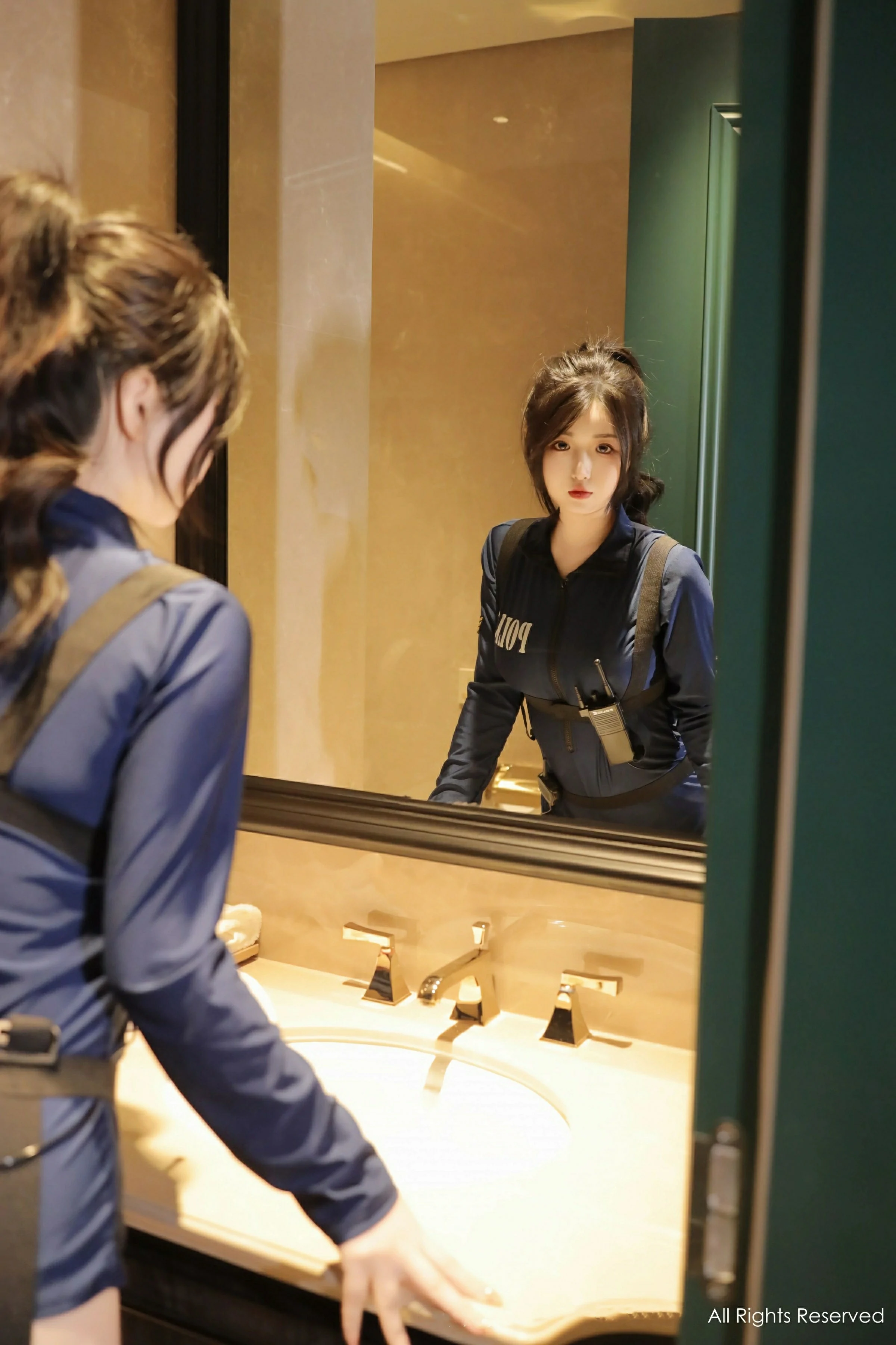 [XiuRen秀人网] 2024.10.22 No.9326 陈小花 Cosplay装扮 深色制服诱惑 性感写真 [78+1P] 封面