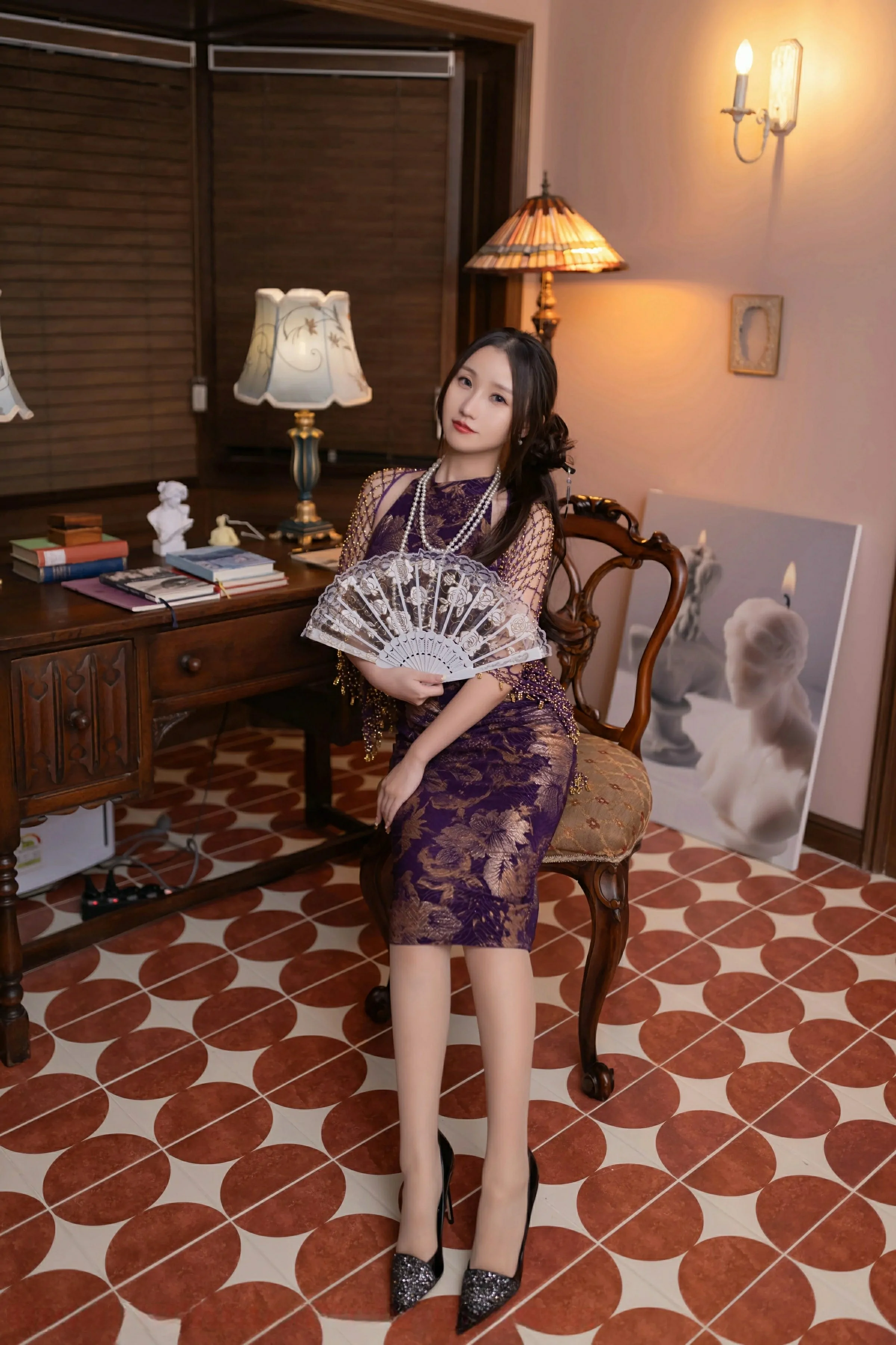 [XiuRen秀人网] 2024.11.27 No.9513 杏子Yada 性感紫色旗袍 魅惑肉丝 韩国旅拍写真 [82+1P] 封面