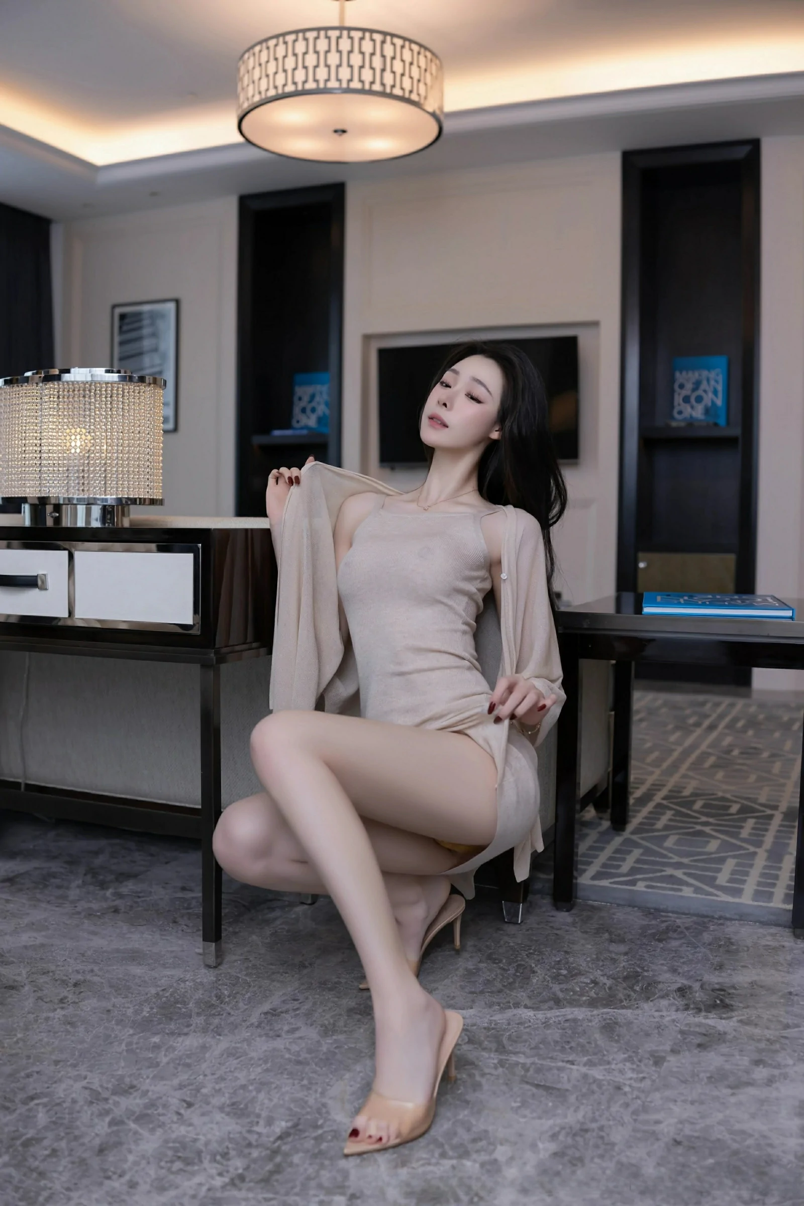 [XiuRen秀人网] 2025.02.08 No.9858 小逗逗 浅色连衣短裙 情趣内衣 性感写真 [81+1P] 封面
