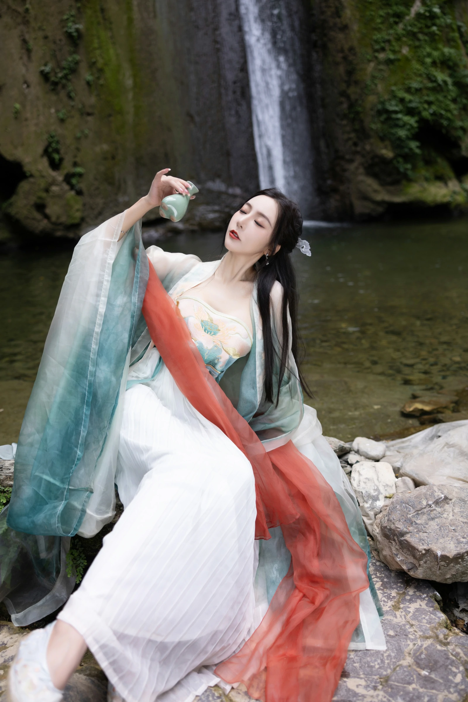 [秀人内购] 王馨瑶Yanni 诱人私拍福利 瀑布 绿色古装 封面