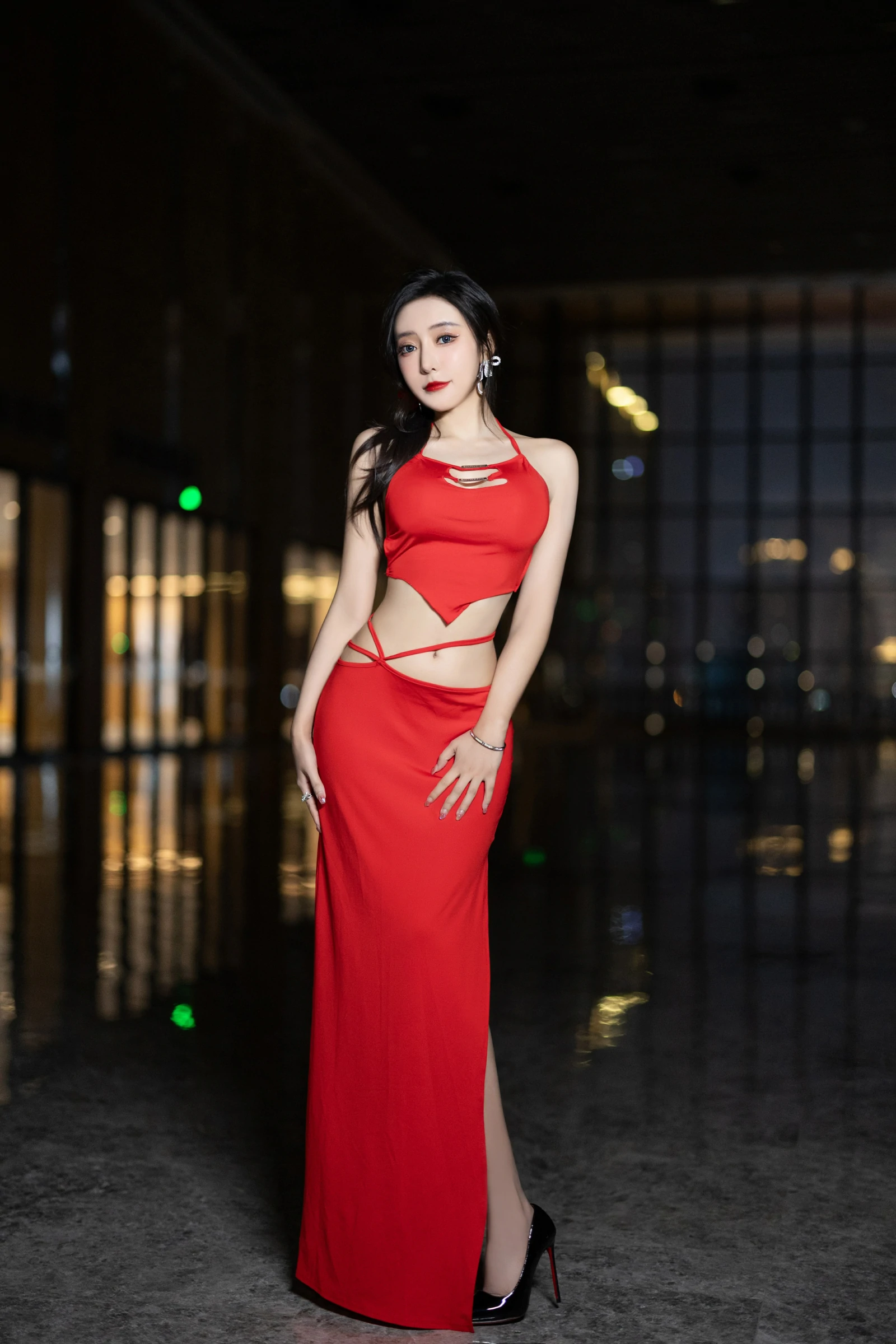 [秀人内购] 王馨瑶Yanni 诱人私拍福利 红色裙子 毛毛情趣 封面