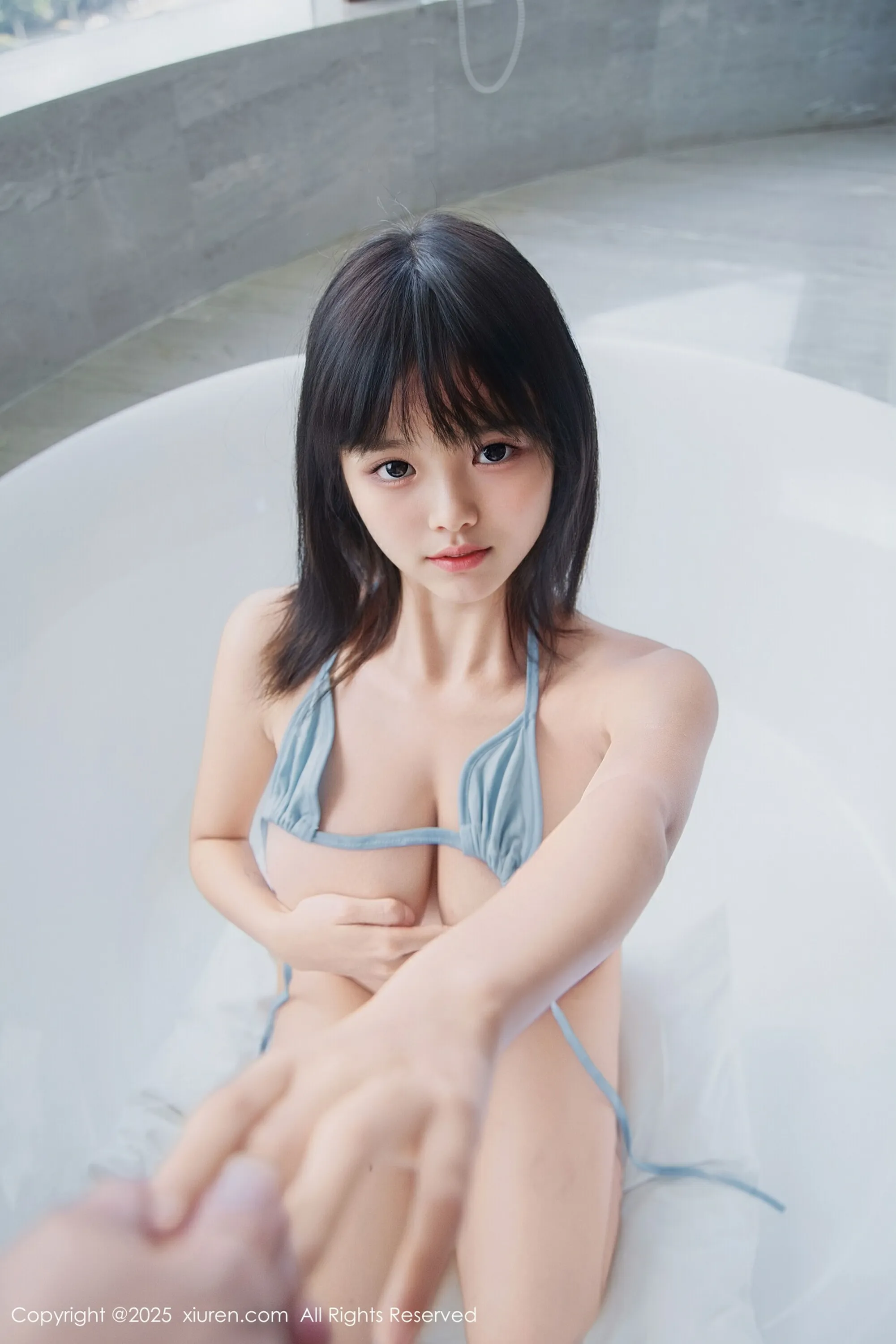 [XiuRen秀人网] 2025.08.15 No.10651 小泠 新人首套写真 性感蓝色比基尼 [80+1P] 封面
