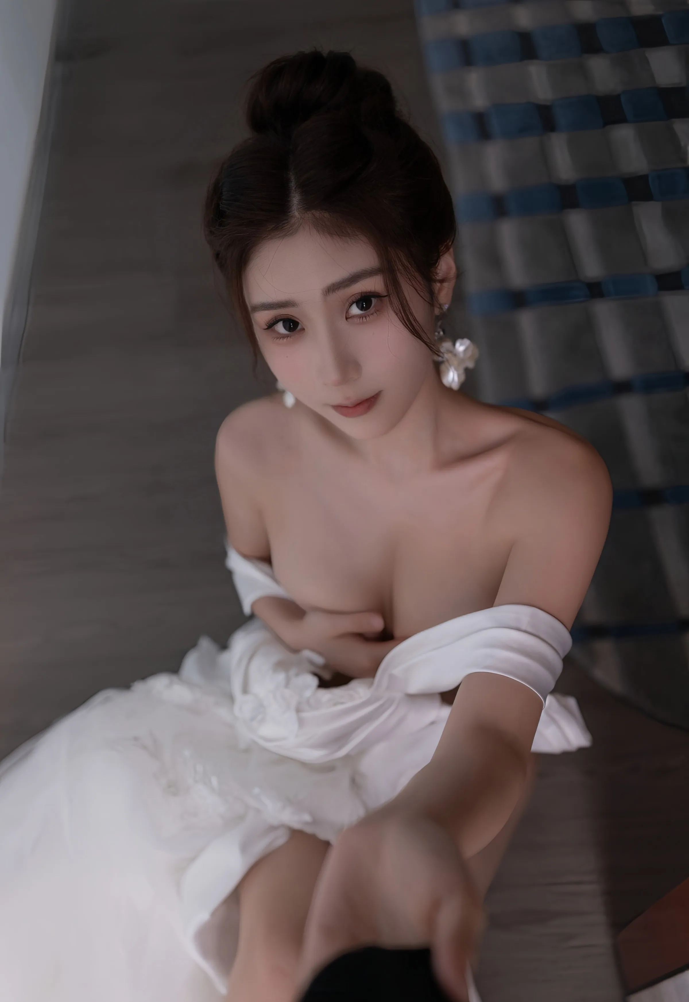 [XiuRen秀人网] 2025.09.26 No.10814 刘婷婷 白色婚纱 肉色丝袜 性感写真 [80+1P] 封面
