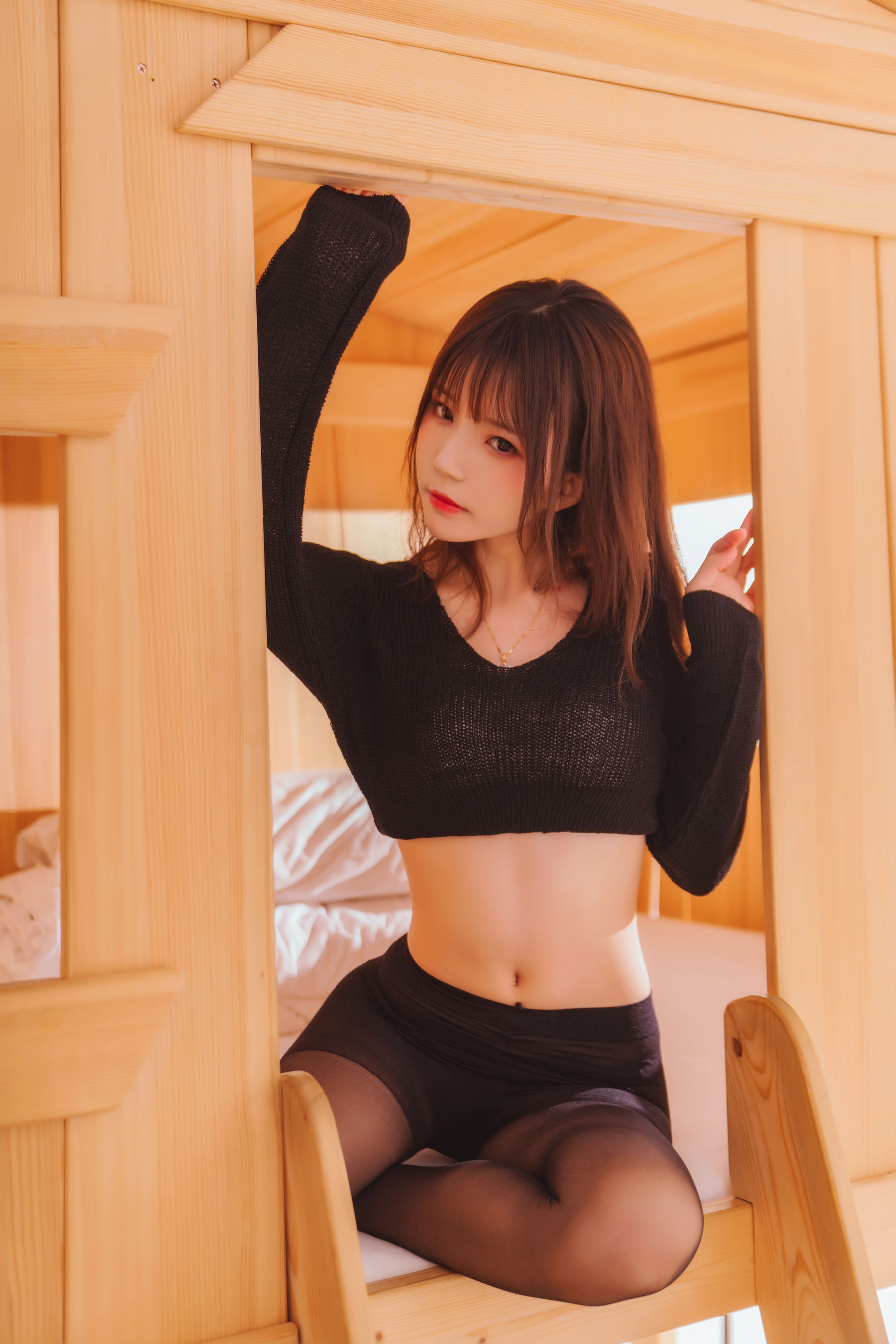 [COSPLAY] 桜桃喵 – 黑&白 之 性感黑 第 26 张