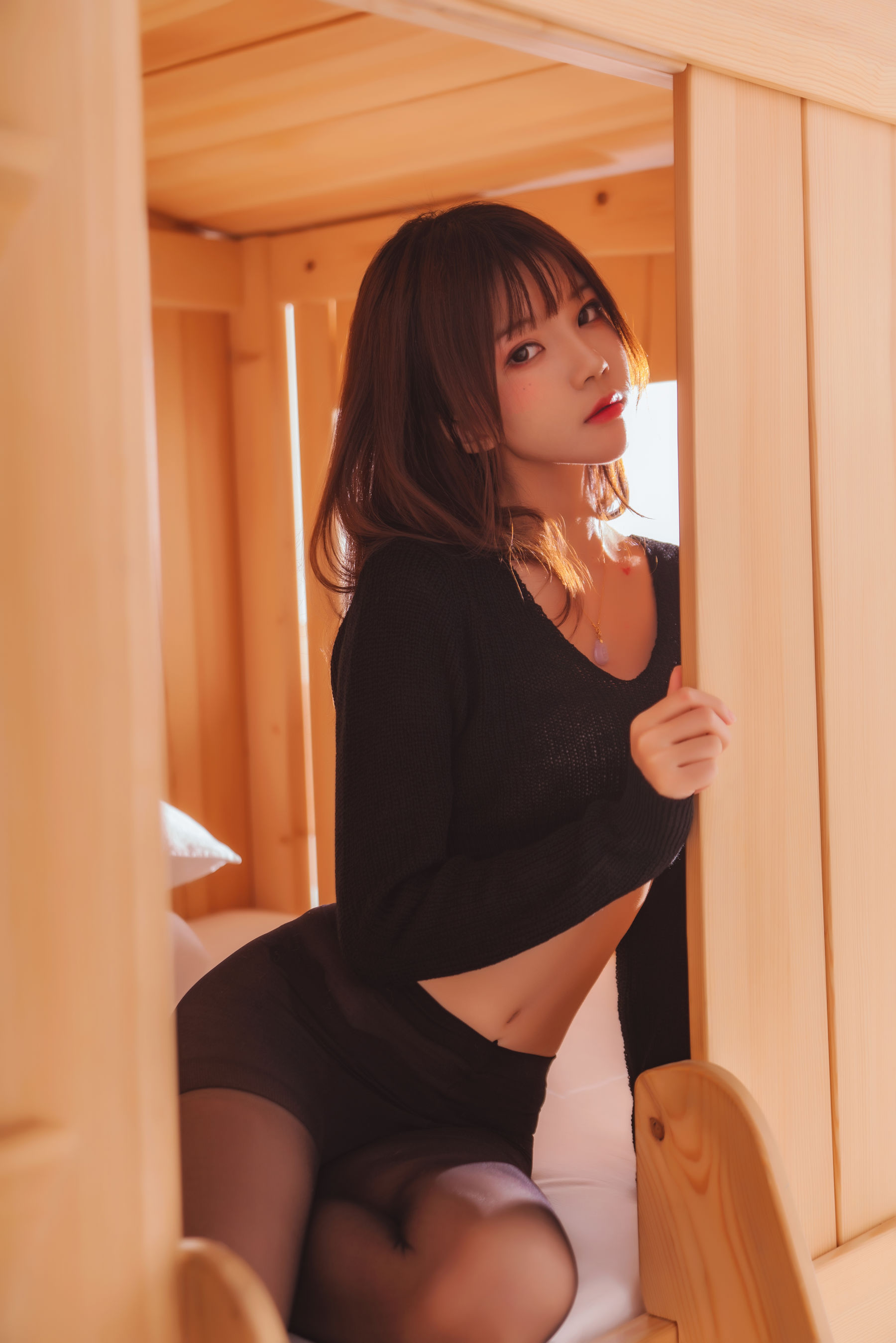 [COSPLAY] 桜桃喵 – 黑&白 之 性感黑 第 32 张
