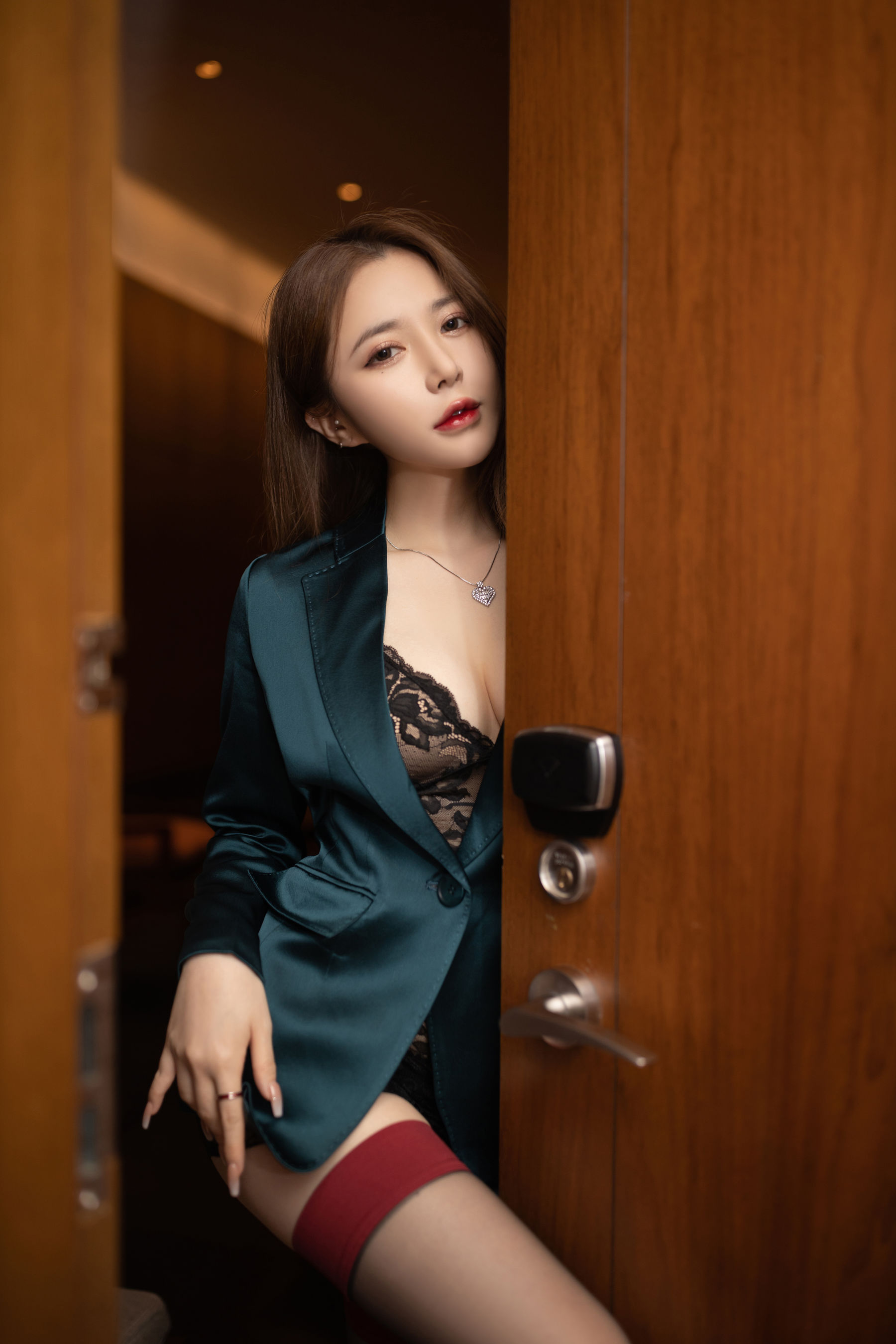 [秀人内购] 鱼子酱 诱人私拍福利 寂寞女老板 第 101 张