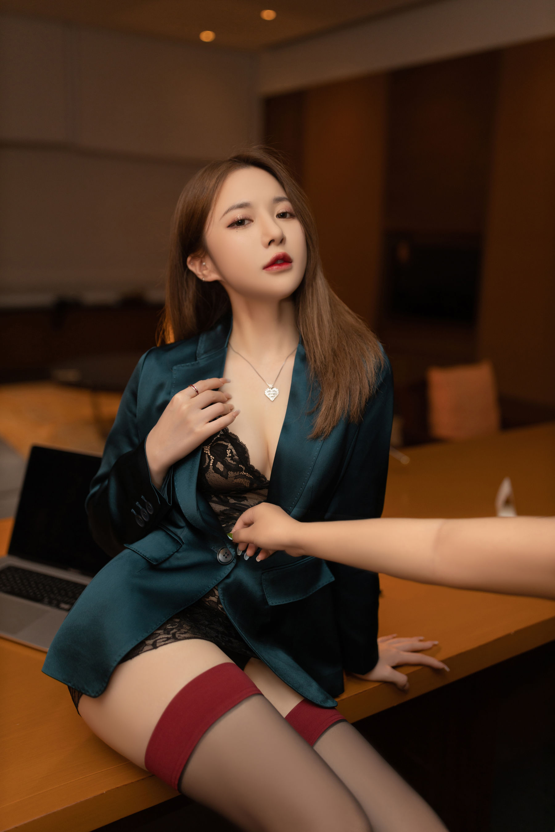 [秀人内购] 鱼子酱 诱人私拍福利 寂寞女老板 第 92 张