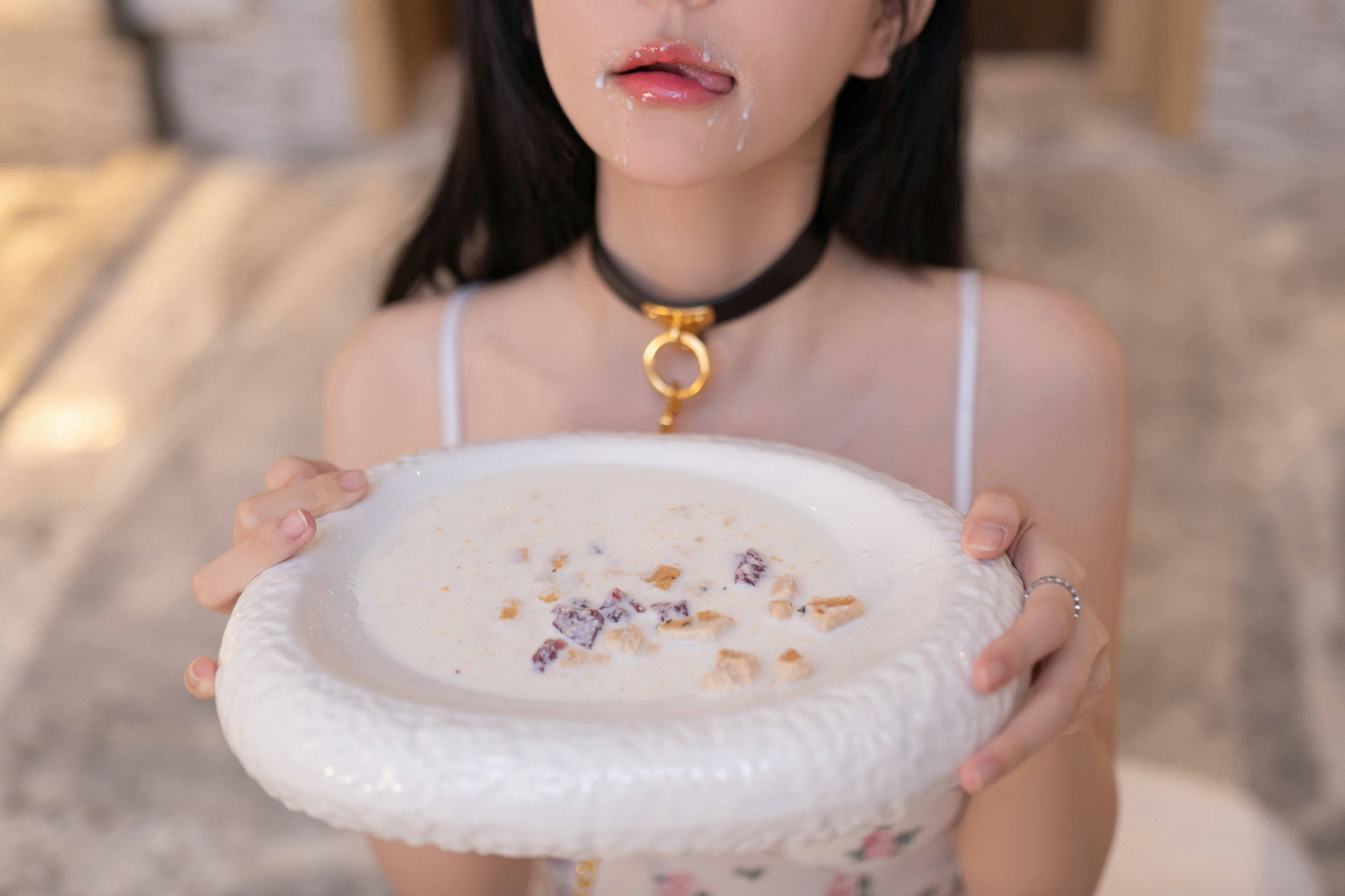 [秀人内购] 谢小蒽 诱人私拍福利 白色花纹睡裙 第 95 张