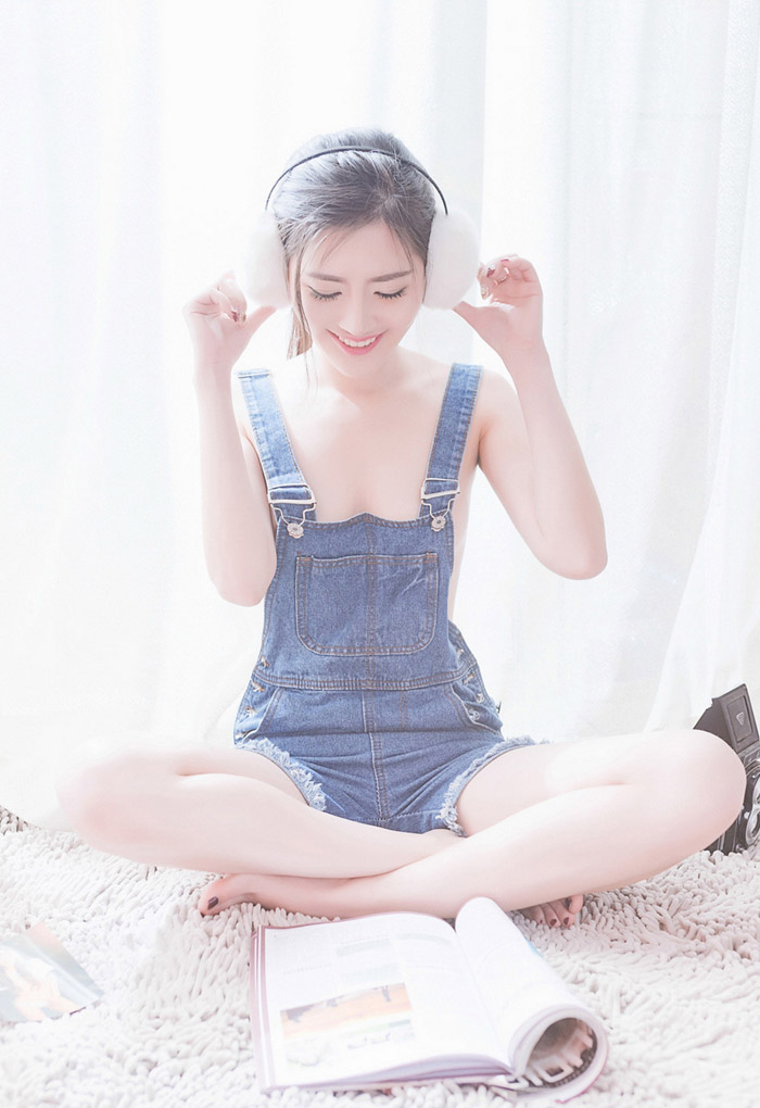 嫩模李昔雨白色耳罩笑容脸上尽现 封面