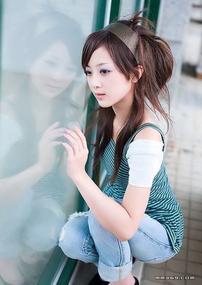 都市女孩陶醉于绿色田野中 封面