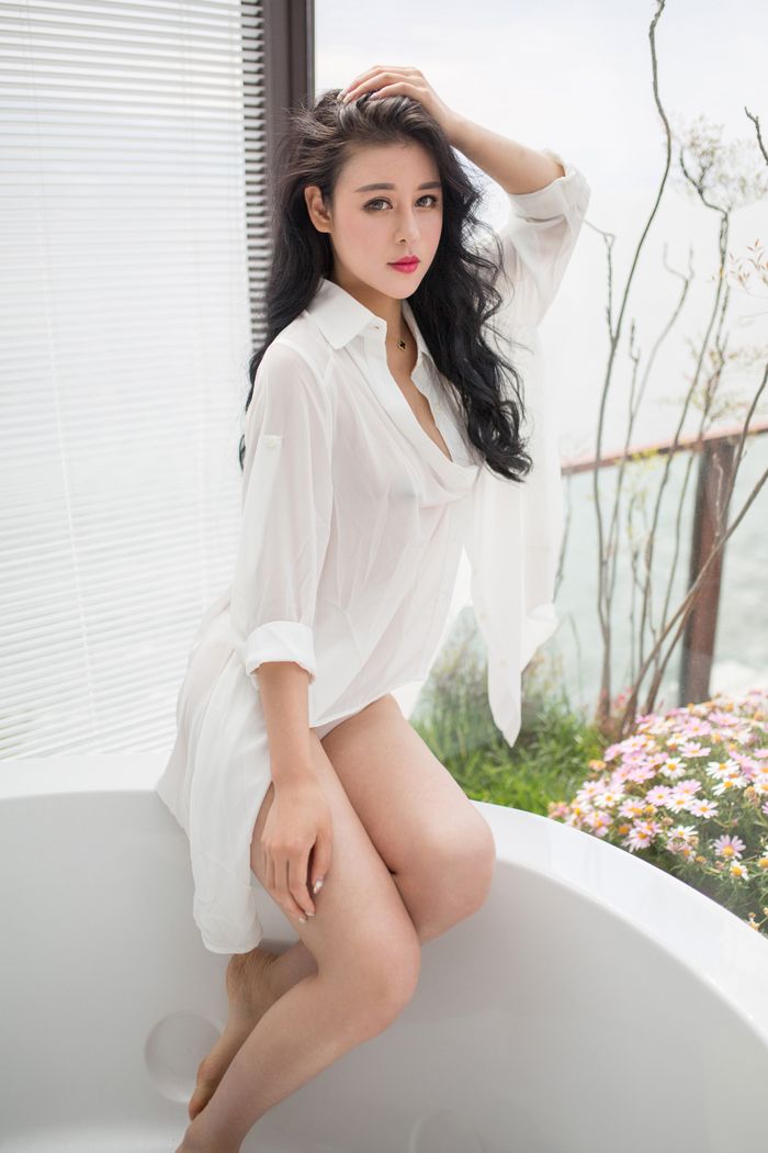 美丽天使叶佳颐白衣下美乳依稀可见 封面