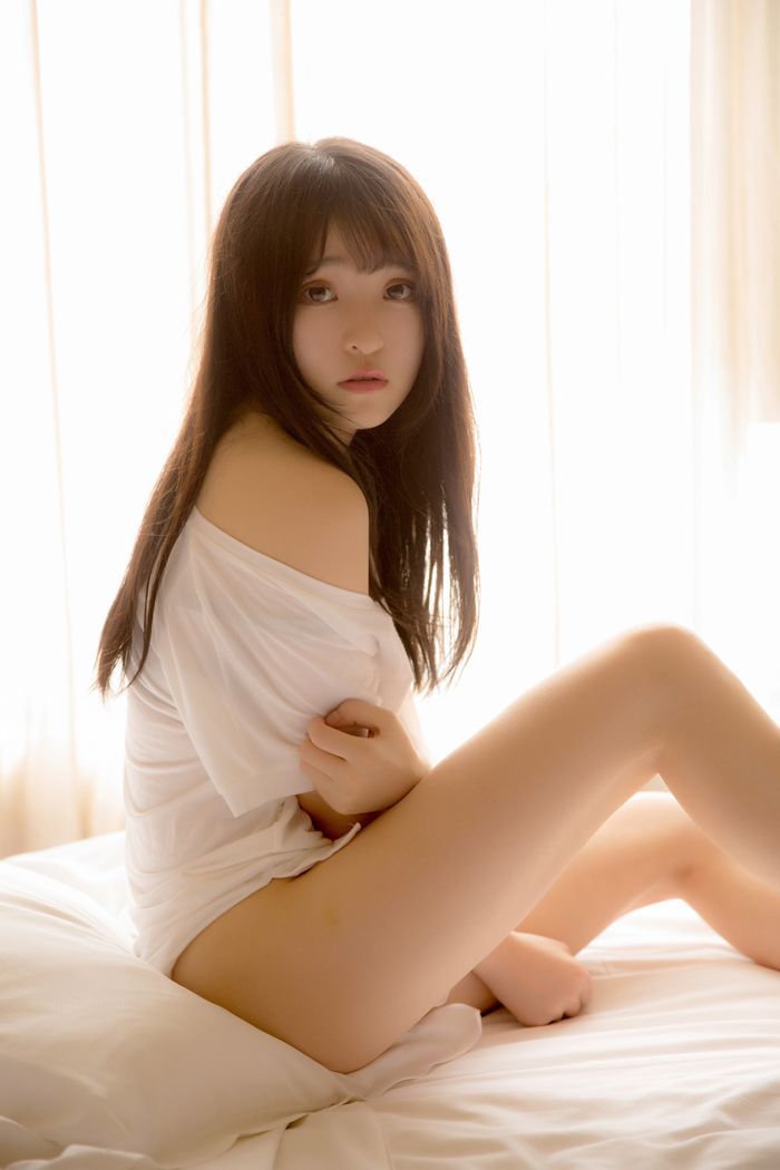 宅男女神伊小七一丝不挂大胆艺术照 封面