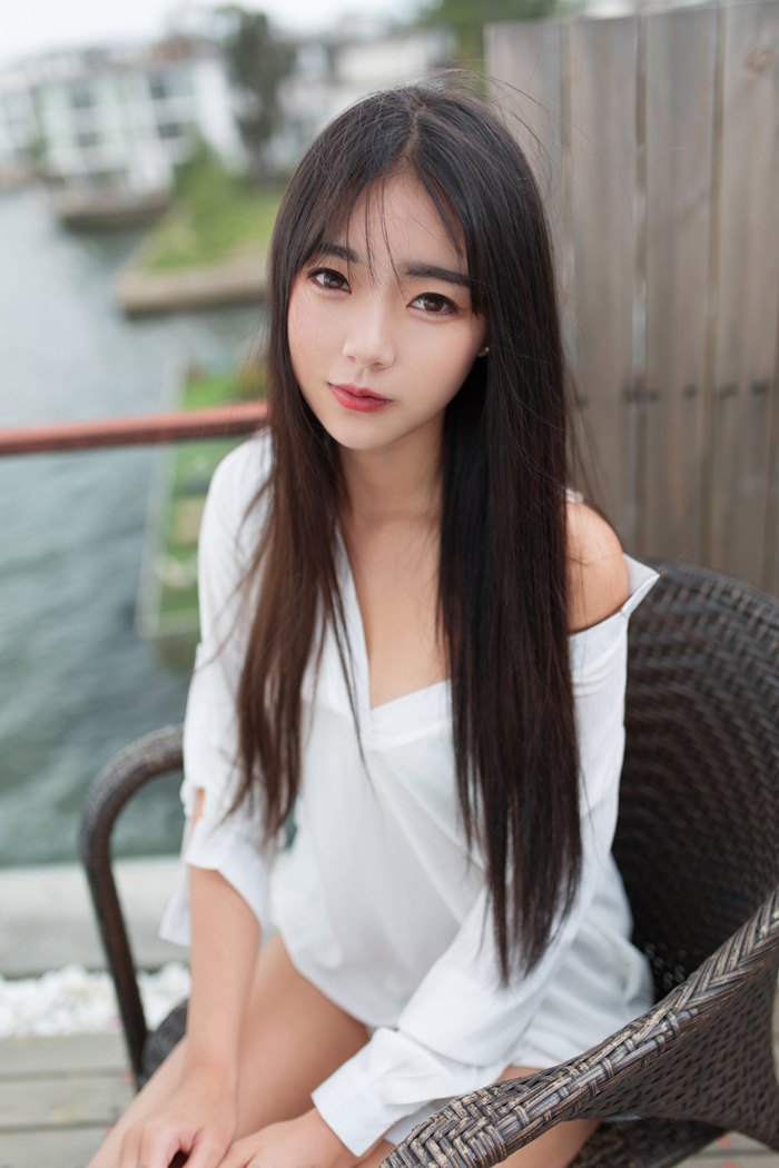 嫩模Vicky长发及腰光下身为可乐代言 封面