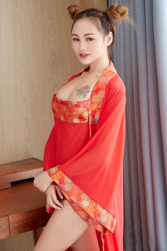 丁字裤美女李宝宝红色肚兜尽显诱惑 封面