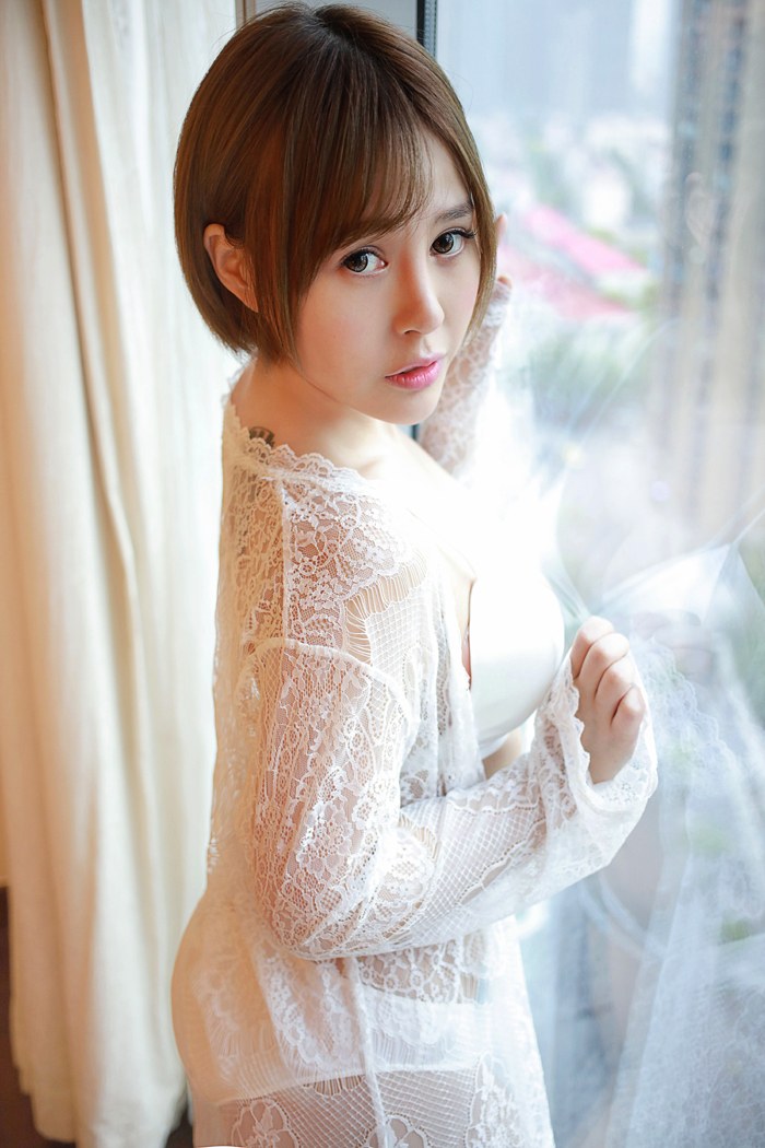 女神艾莉镂空内衣酥胸大露很吸睛 封面