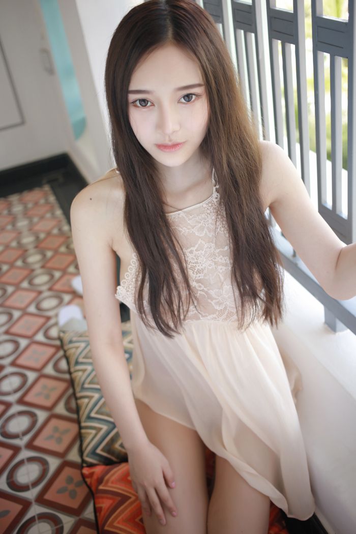 模范女神唐琪儿透视短裙美乳依稀可见 封面