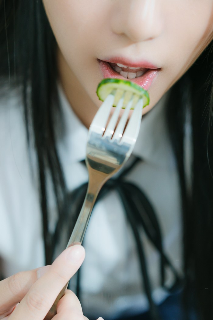 气质玉女宓兔兔性感比基尼制服诱惑 封面
