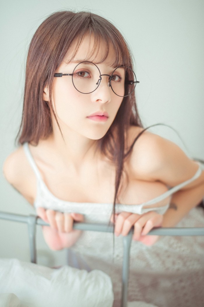 女神夏美酱比基尼包不住诱人美胸 封面
