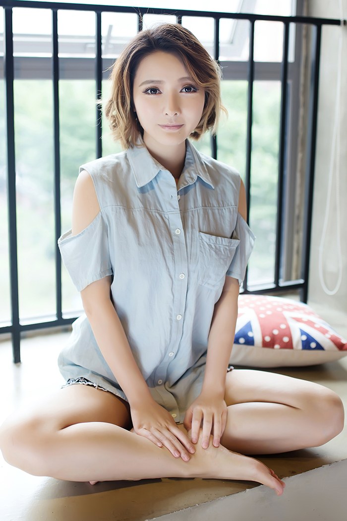 日本老湿性感内衣秀傲人豪乳翘臀 封面
