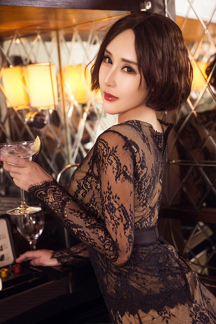 蜜臀人妻娜依灵儿蕾丝丁裤很吸睛 封面
