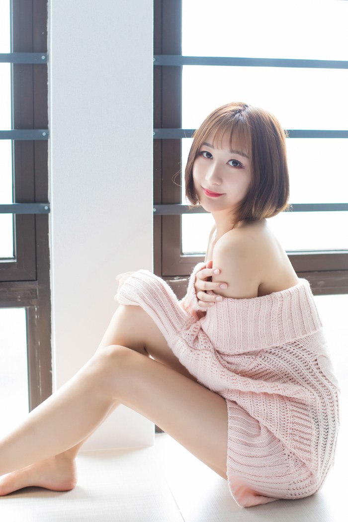 清纯萌妹九尾Ivy薄丝吊带燃人欲火 封面