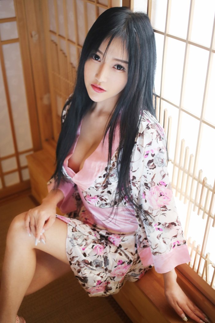 香艳美人杨上萱性感比基尼曲线玲珑 封面