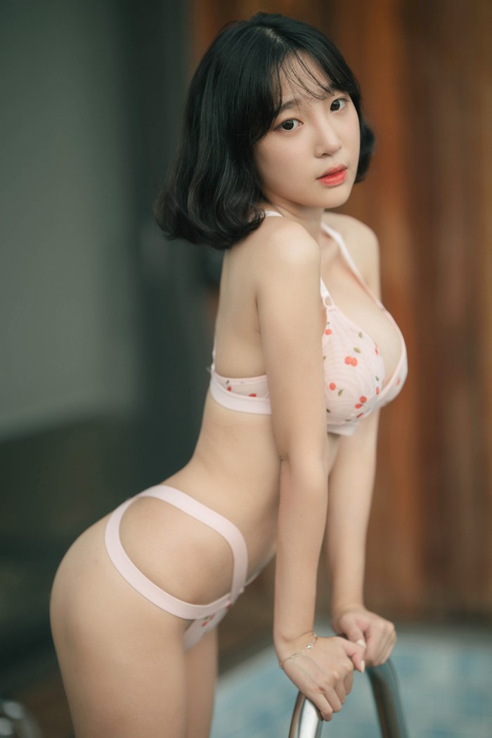 可爱女友卿卿前凸后翘楚楚可怜惹人爱 封面