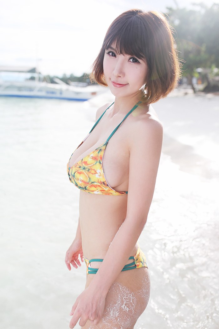 童颜巨乳晓茜比基尼戏水游客垂涎三尺 封面