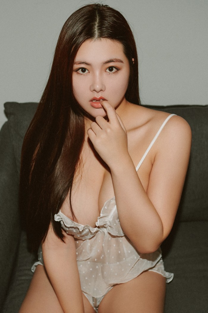 风韵少妇娜露饱满胸脯水嫩肌肤撩人 封面