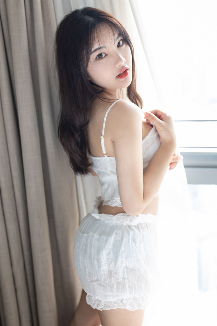 妖媚人妻小仓鼠暗送秋波浑圆双乳吸睛 封面
