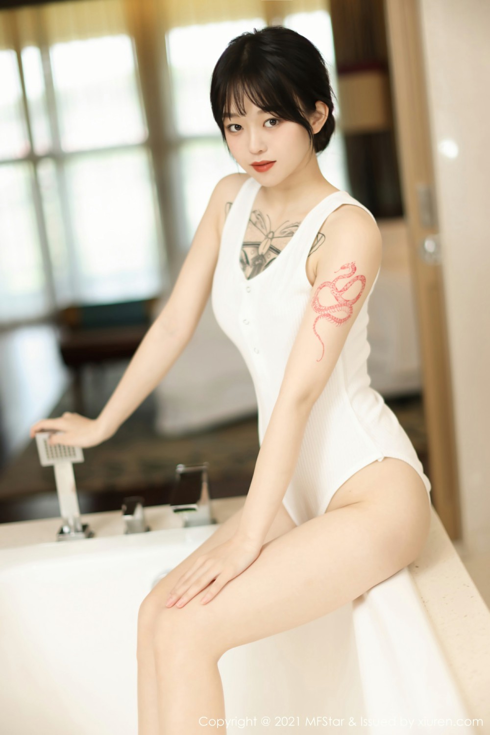 [MFStar模范学院] 2021.05.17 VOL.496 奶瓶子 淋漓湿身的浴室浴缸妩媚 [48+1P] 第 42 张