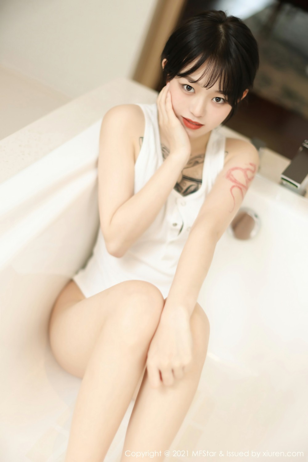 [MFStar模范学院] 2021.05.17 VOL.496 奶瓶子 淋漓湿身的浴室浴缸妩媚 [48+1P] 第 45 张