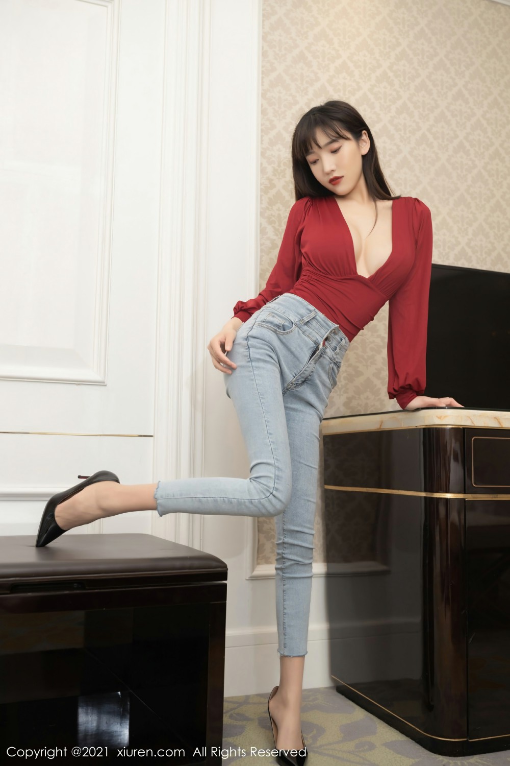[XiuRen秀人网] 2021.06.03 No.3505 陆萱萱 鲜艳猩红上衣 [73+1P] 封面