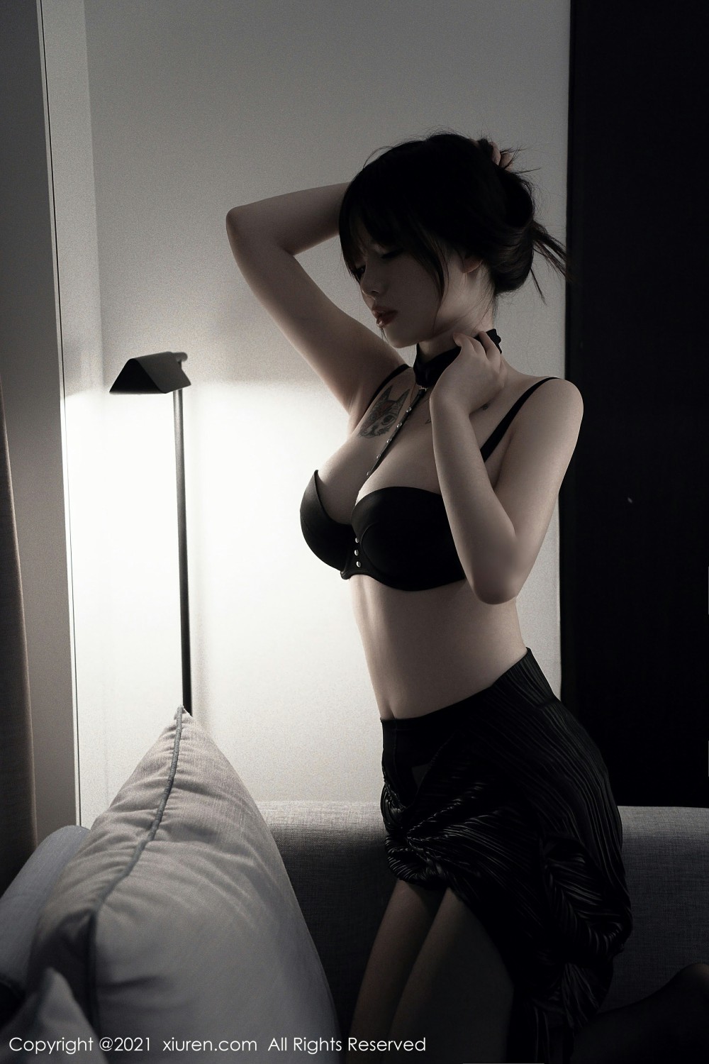 [XiuRen秀人网] 2021.10.19 No.4080 Arude薇薇 短裙与灵动黑丝 性感写真 [70+1P] 封面