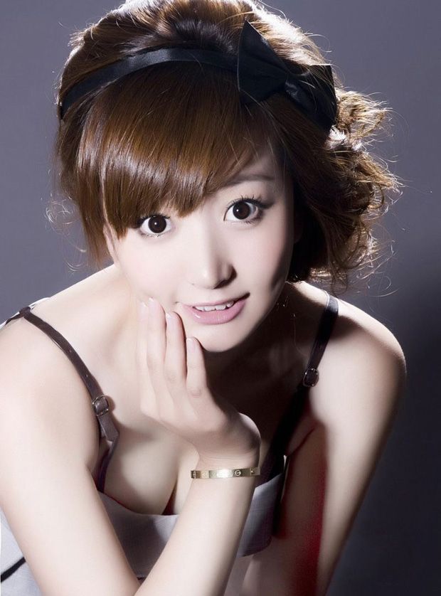 脸蛋纯情的白嫩90后美女 封面
