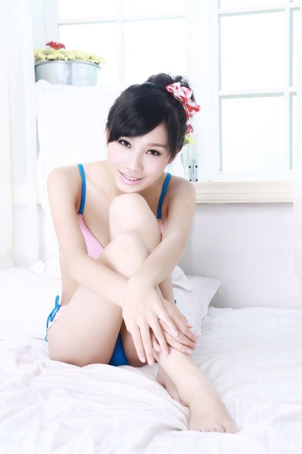 美女黎雨诗白色主题写真 封面