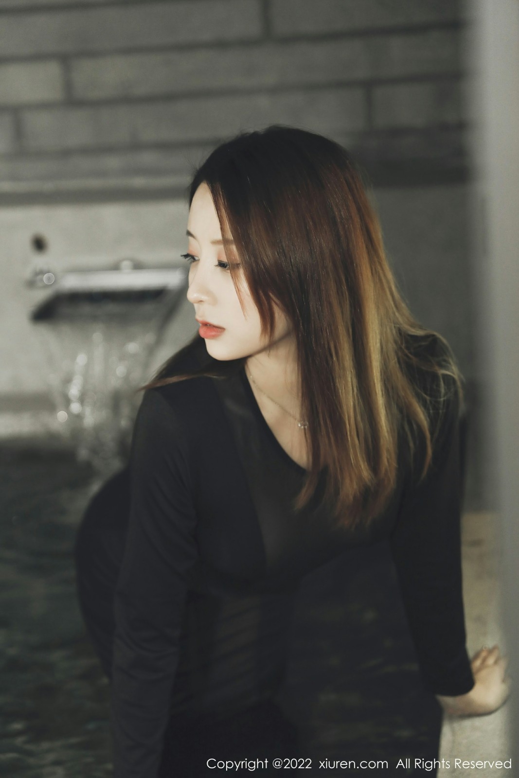 [XiuRen秀人网] 2022.06.01 No.5091 筱慧 浴室性感黑色服饰 三亚旅拍写真[55+1P] 封面