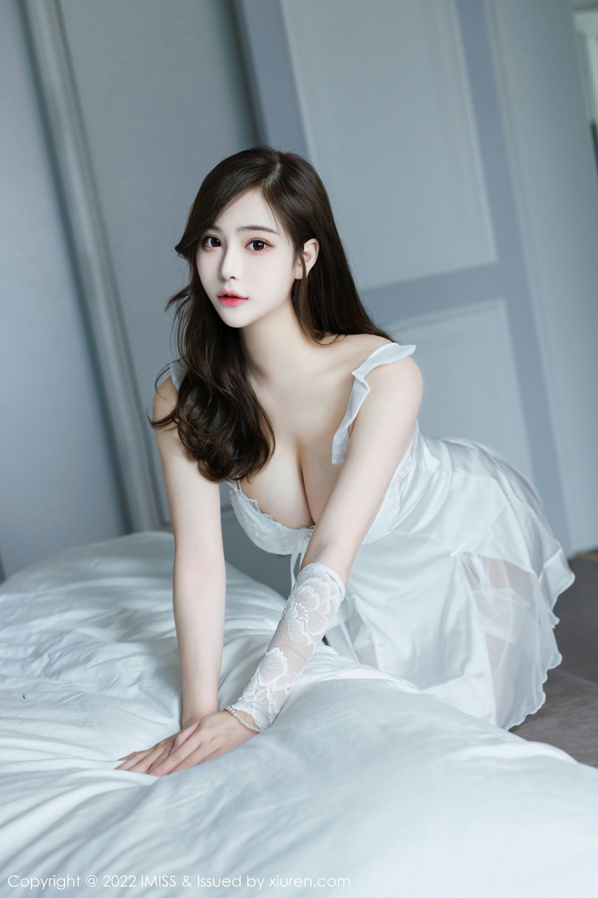 [IMISS爱蜜社] 2022.09.01 VOL.696 Lavinia肉肉 白色睡裙 白色丝袜 性感写真 [36+1P] 第 24 张