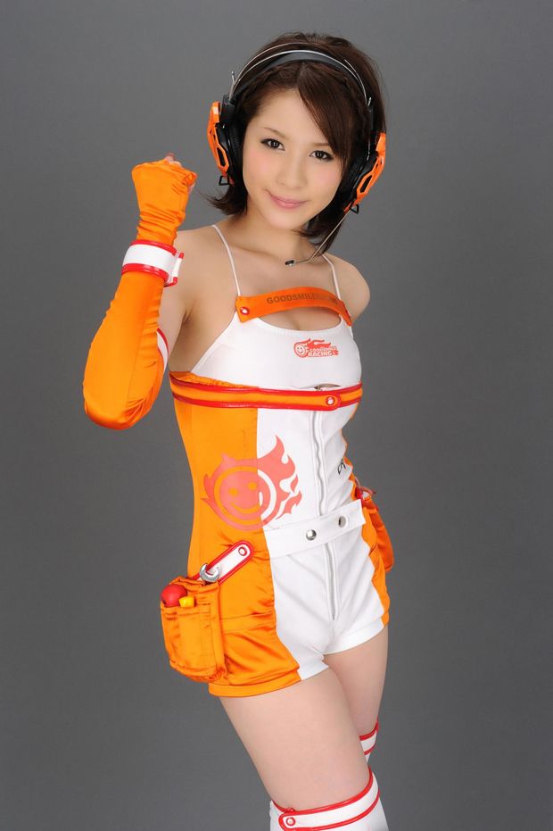 性感F1美女车模 黄色赛服很抢眼 封面