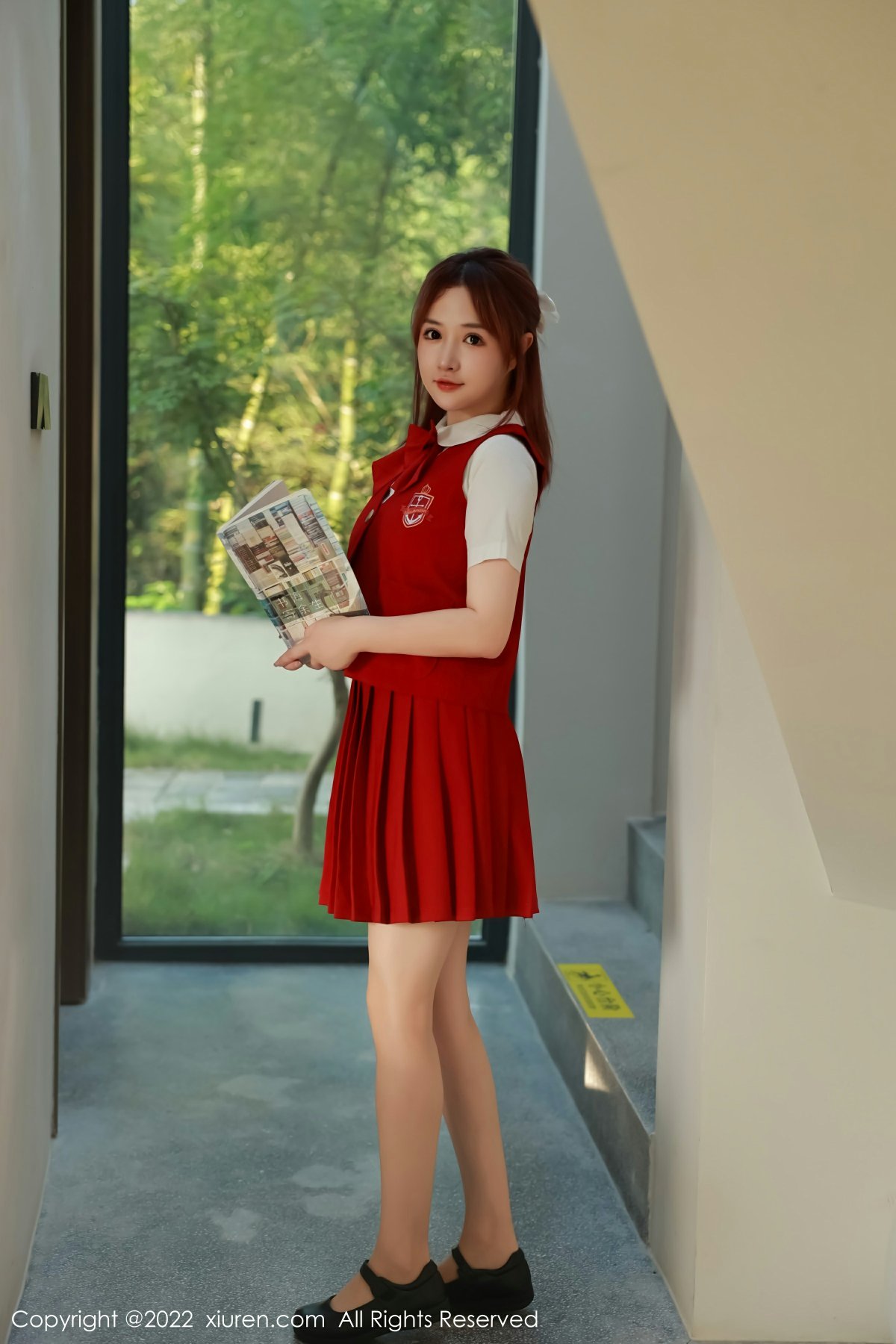 [XiuRen秀人网] 2022.09.28 No.5652 养乐多DoDo 红色学妹 浅色内衣 性感写真 [56+1P] 封面